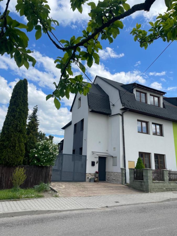 Apartment Dubnica Prejta 3 Dubnica nad Vahom Exterior photo